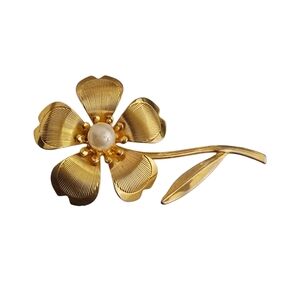 Elegant Gold Flower Brooch